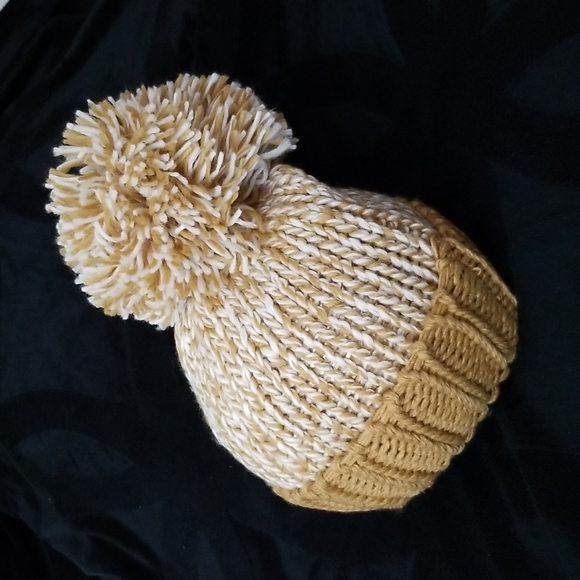 Accessories - Knitted Pom Pom Beanie